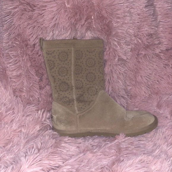 UGG low pro short boot - Picture 2 of 4